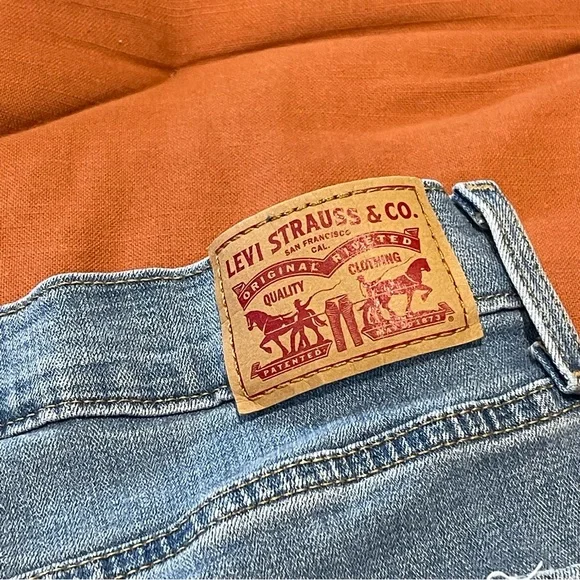 LEVI’S 724 HIGH RISE SLIM STRAIGHT WOMEN'S
JEANS - Picture 10 of 15